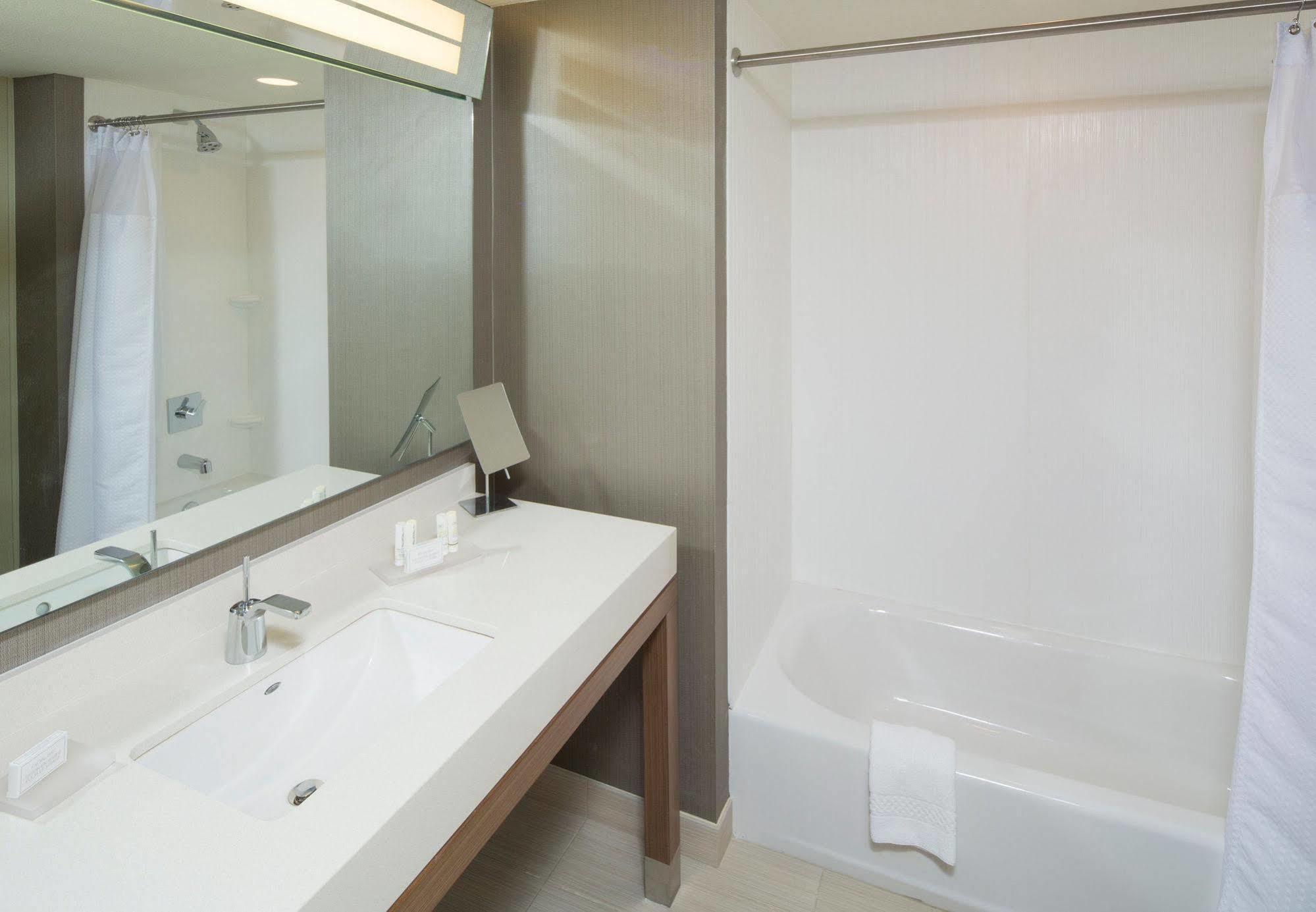 Courtyard By Marriott Dallas Midlothian At Midlothian Conference Center Екстериор снимка