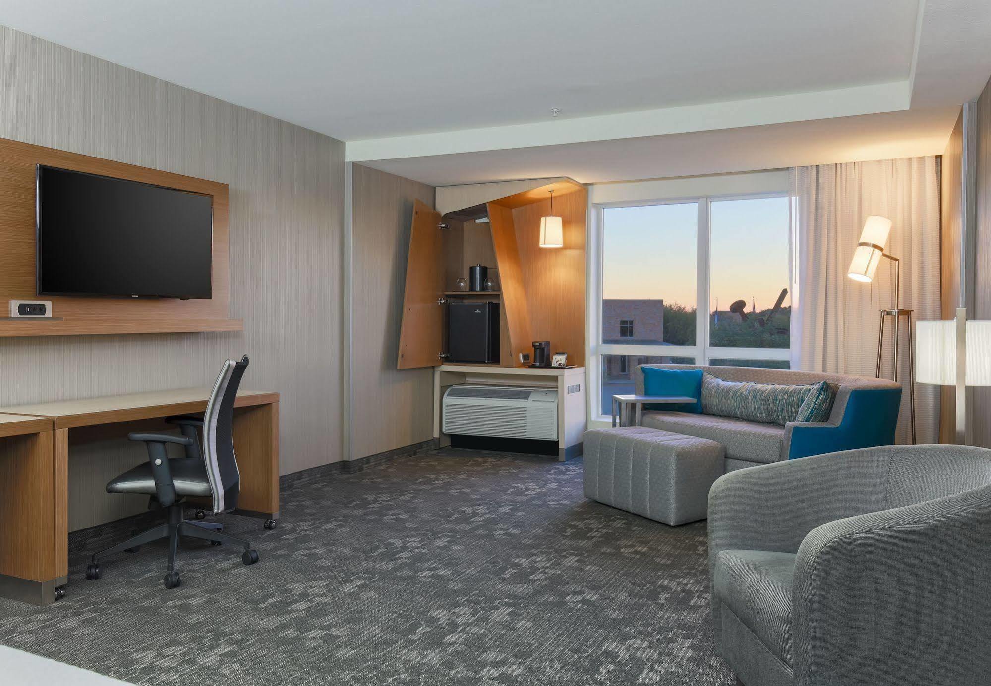 Courtyard By Marriott Dallas Midlothian At Midlothian Conference Center Екстериор снимка
